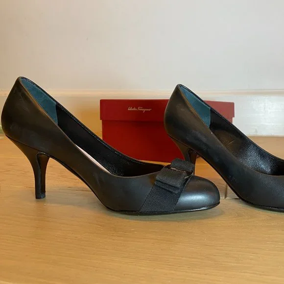 Salvatore Ferragamo | Shoes | Ferragamo Black Leather Pumps  display picture 3